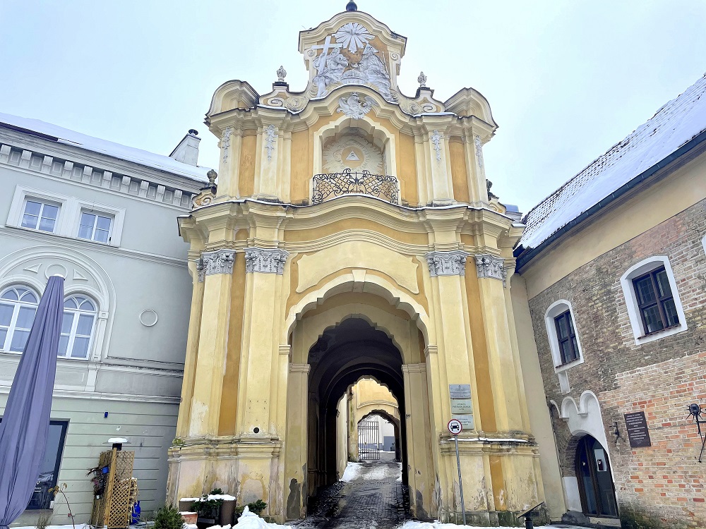 Bazilijonų vienuolyno vartai-lankytinos-vietos